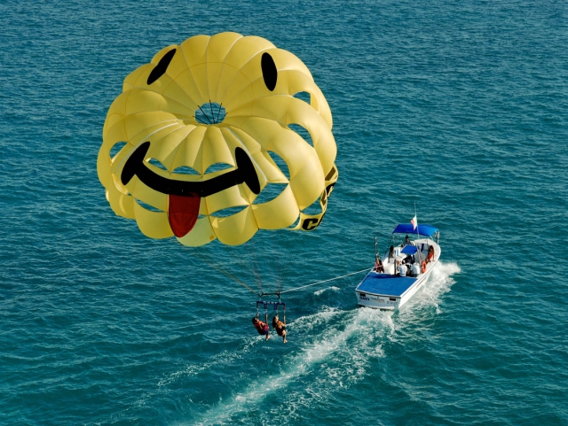  Parasailing promovido com um navio 